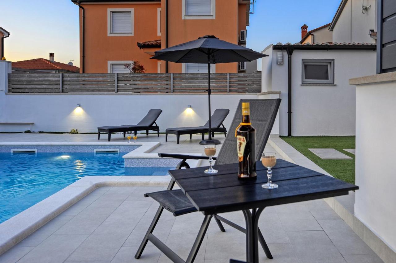 Casa Tara Three-Bedroom Holiday Home Pula Extérieur photo