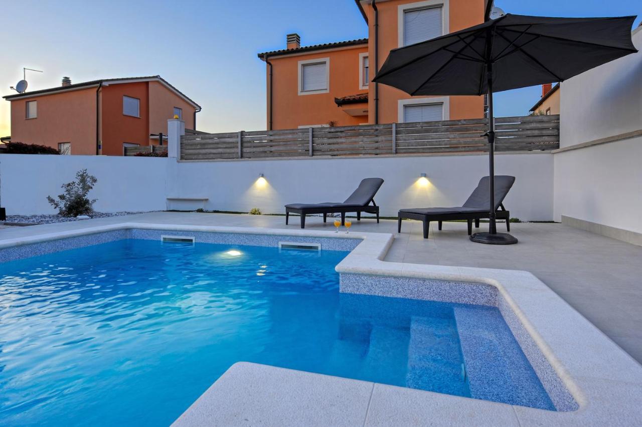Casa Tara Three-Bedroom Holiday Home Pula Extérieur photo