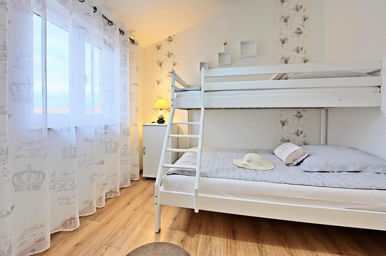 Casa Tara Three-Bedroom Holiday Home Pula Extérieur photo