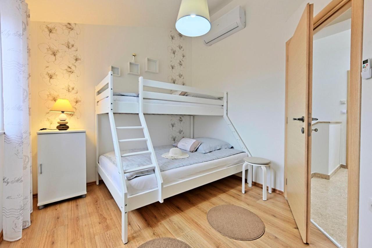 Casa Tara Three-Bedroom Holiday Home Pula Extérieur photo