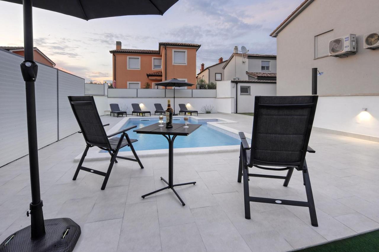 Casa Tara Three-Bedroom Holiday Home Pula Extérieur photo
