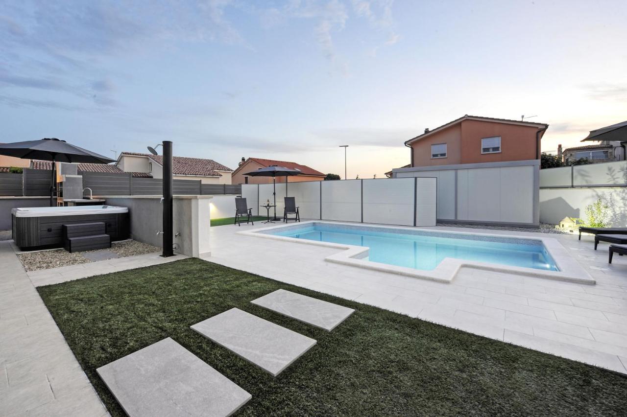 Casa Tara Three-Bedroom Holiday Home Pula Extérieur photo